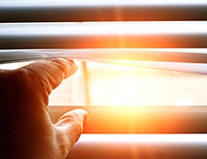 hand opening gap in blinds